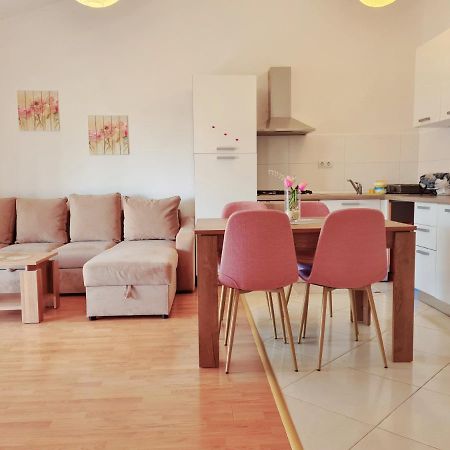 Apartment Nora Near The Beach Pula Exterior photo