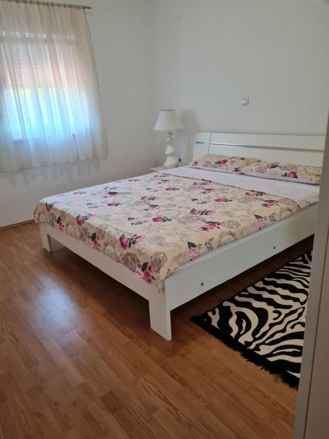 Apartment Nora Near The Beach Pula Exterior photo