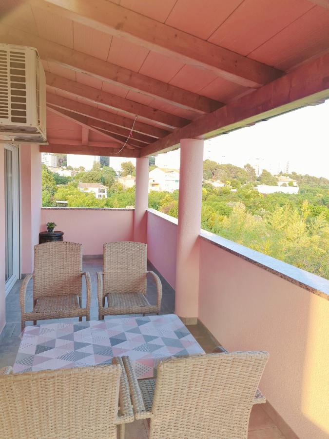 Apartment Nora Near The Beach Pula Exterior photo